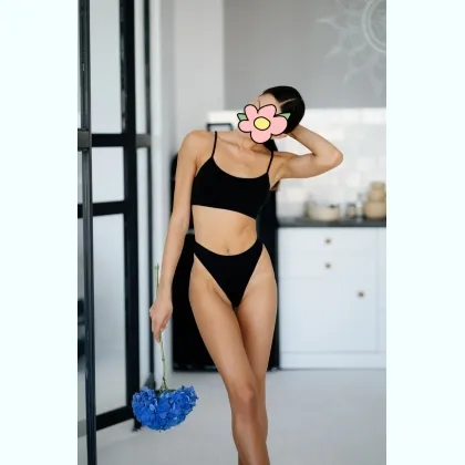 Стройная молодая темноволосая красотка приглашает к себе щедрого мужчи